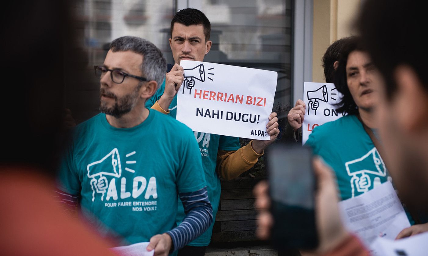 Aldako kideak, joan den martxoan, etxebizitza eskubidearen aldeko protesta batean. GUILLAUME FAUVEAU. Aldako kideak, joan den martxoan, etxebizitza eskubidearen aldeko protesta batean. GUILLAUME FAUVEAU.