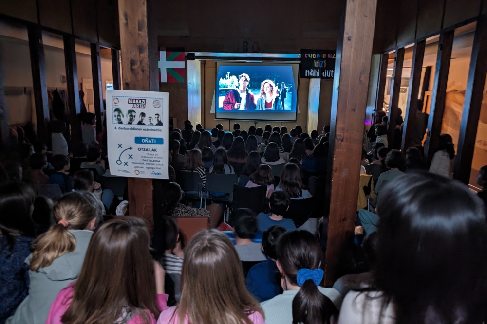 'Irabazi arte' telesailaren proiekzioa Oñatiko Gaztelekuan. 'Irabazi arte' telesailaren proiekzioa Oñatiko Gaztelekuan.