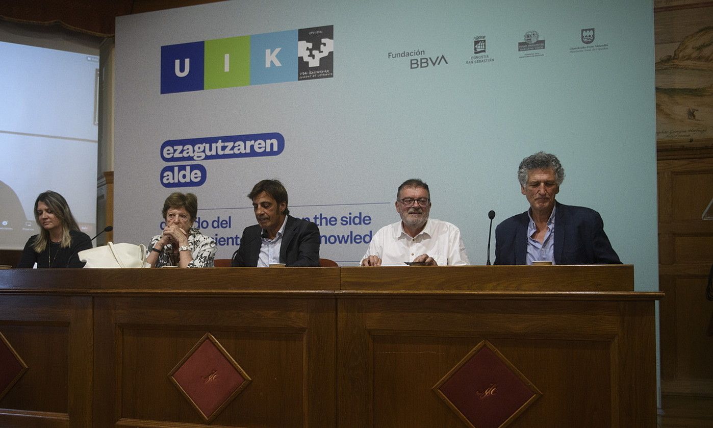Ezkerretik eskuinera: Cristina Erauskin, Ana Maria Jimenez, Ander Retolaza eta Manuel Hernanz. Erdian: moderatzailea. GORKA RUBIO / FOKU. Ezkerretik eskuinera: Cristina Erauskin, Ana Maria Jimenez, Ander Retolaza eta Manuel Hernanz. Erdian: moderatzailea. GORKA RUBIO / FOKU.