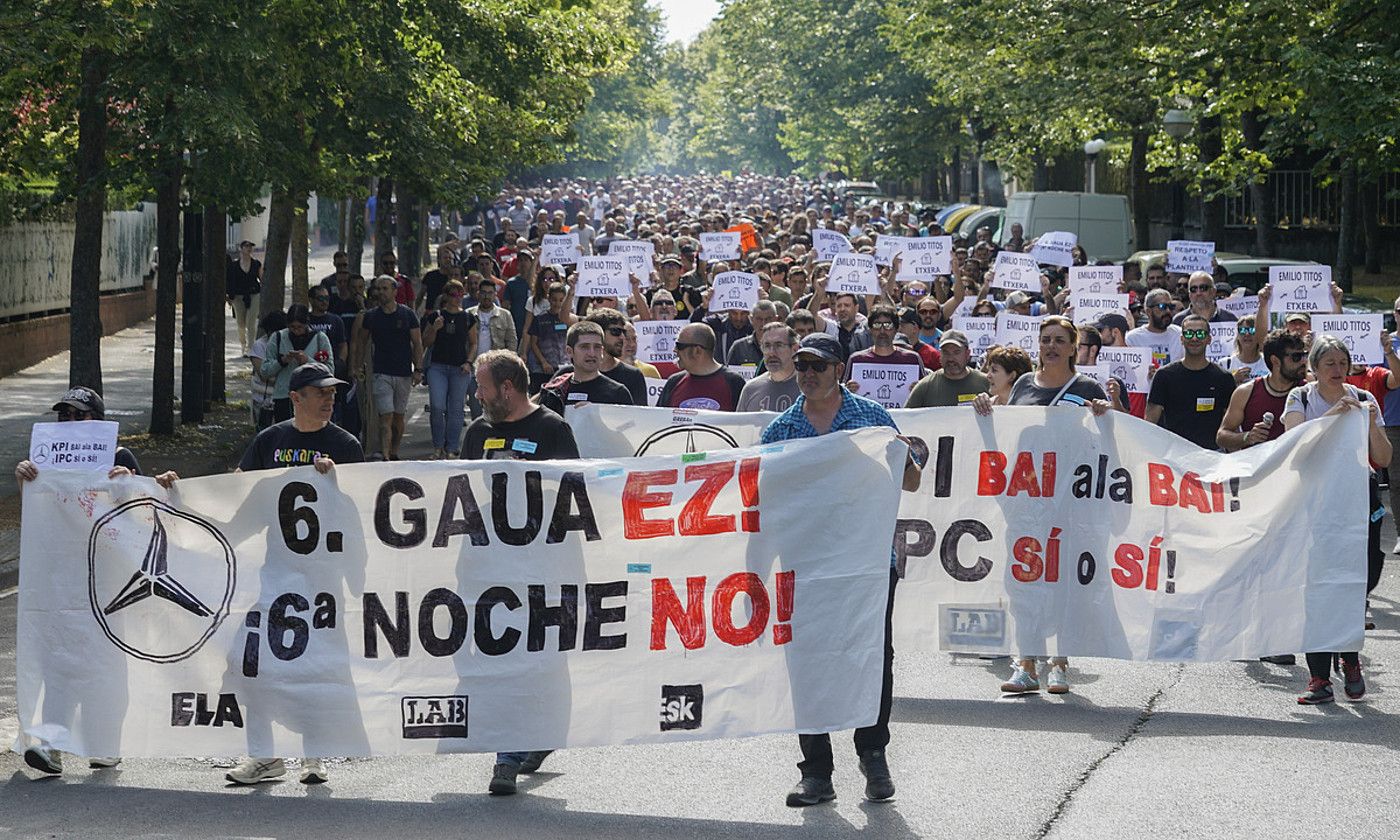 ELAk, LABek eta ESK-k deituta, manifestazio jendetsua egin zuten atzo ere Gasteizko kaleetan. L. RICO / EFE.