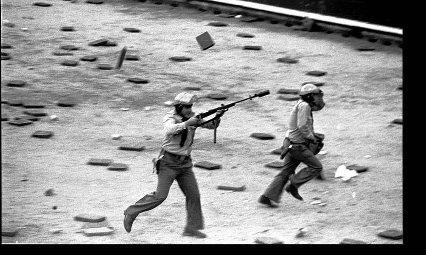 Espainiako Polizia Armatua, zezen plazan, tiroka, 1978an. JORGE NAGORE.