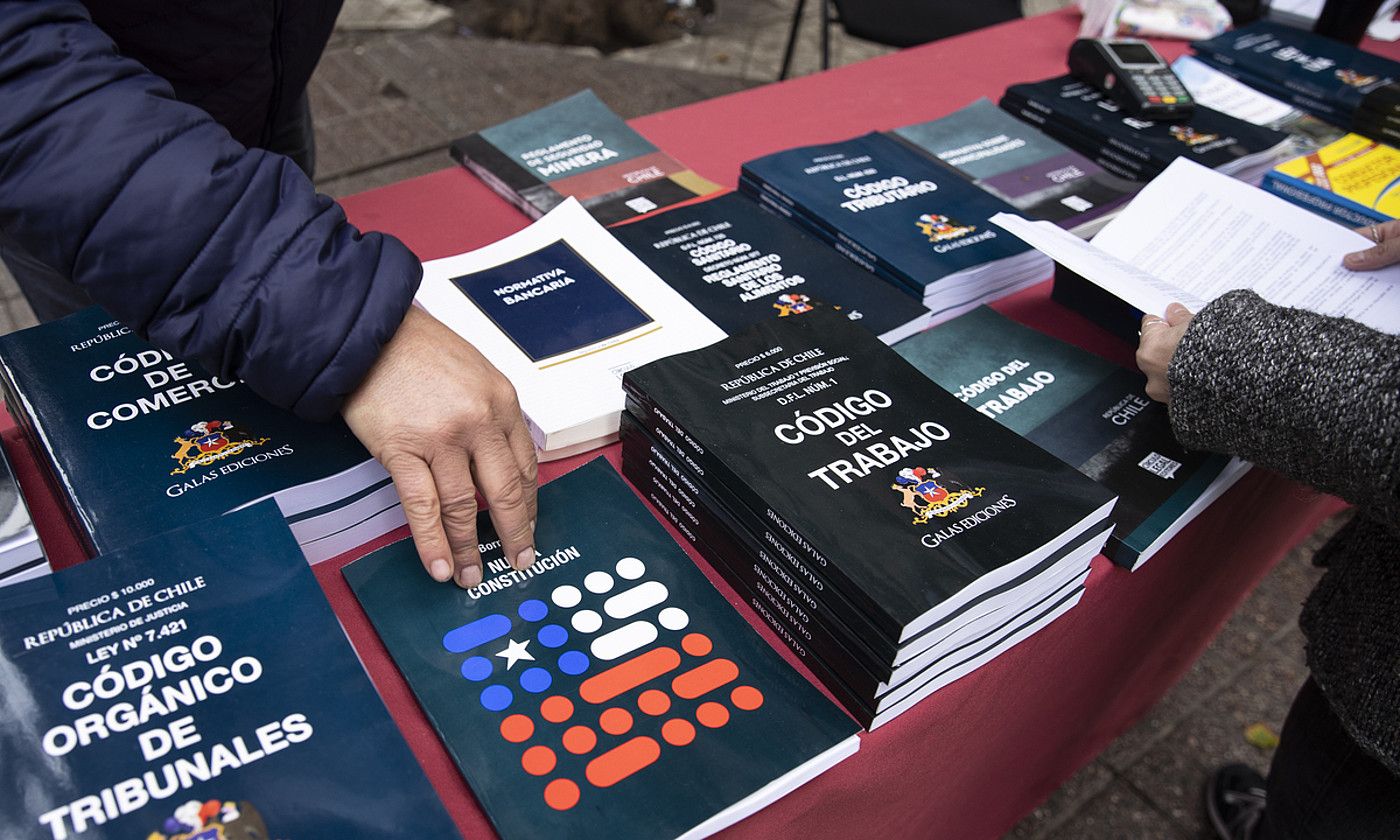 Txileko konstituzio berriaren behin betiko bertsioa, Santiago erdialdeko kiosko batean salgai. ALBERTO VALDES / EFE. Txileko konstituzio berriaren behin betiko bertsioa, Santiago erdialdeko kiosko batean salgai. ALBERTO VALDES / EFE.