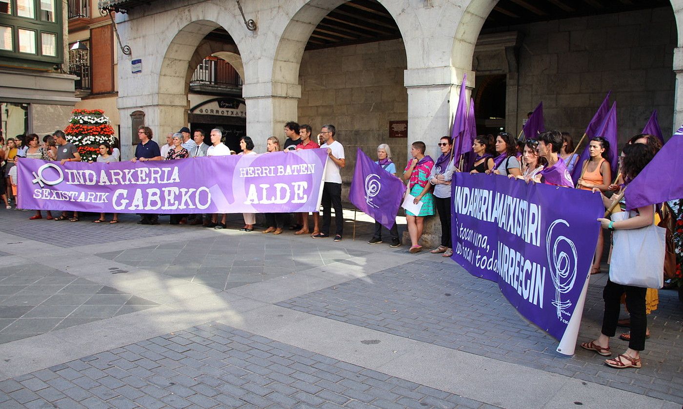 Gertatutako sexu erasoa salatzeko protesta, atzo, Tolosan. JOSU ARTUTXA / TOLOSALDEKO ATARIA. Gertatutako sexu erasoa salatzeko protesta, atzo, Tolosan. JOSU ARTUTXA / TOLOSALDEKO ATARIA.