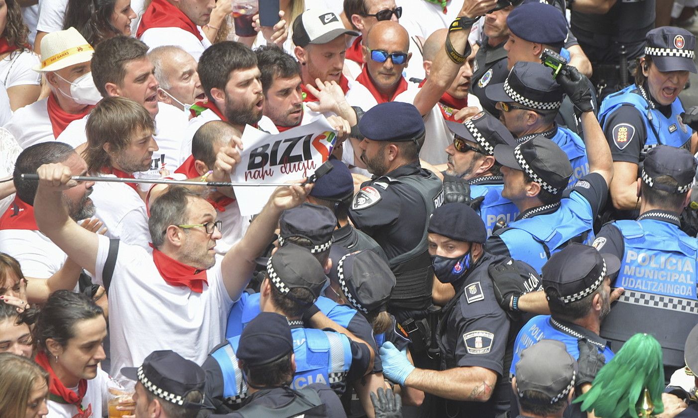 San Fermin eguneko istiluak, Curia kalean. IDOIA ZABALETA / FOKU. San Fermin eguneko istiluak, Curia kalean. IDOIA ZABALETA / FOKU.