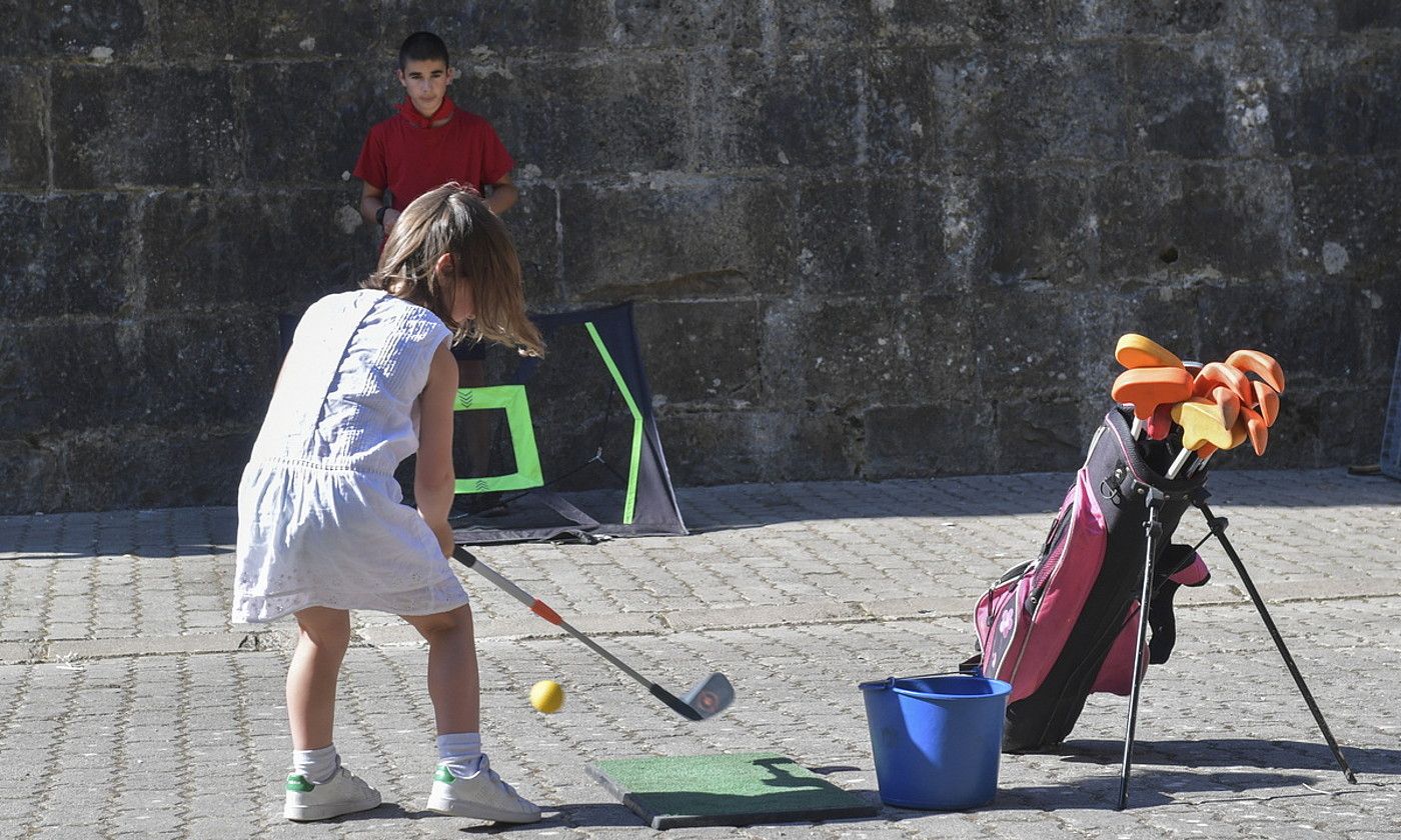 Haur bat golfean jolasten, sanferminetako Kirol Ari gunean. IDOIA ZABALETA / FOKU.