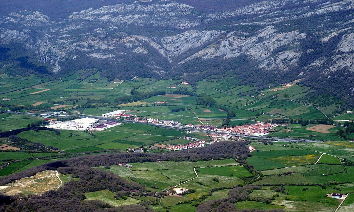 Uhartehiriko, Uharte Garaziko, Uharteko eta Uharte Arakilgo ordezkariak, mendiko gida aurkeztu zutenean. BERRIA.