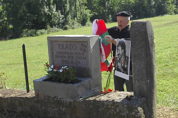 GALek hildako Juan Mari Otegi 'Txato'-ri egindako omenaldi bat, artxiboko argazkian. Haren alabari ukatu diote, besteak beste, kalte-ordaina. GAIZKA IROZ
