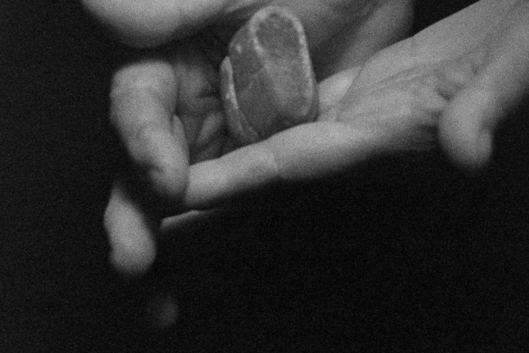 'Harria eta poltsa' arte instalazioko filmaren irudi bat. MADDI BARBER 'Harria eta poltsa' arte instalazioko filmaren irudi bat. MADDI BARBER