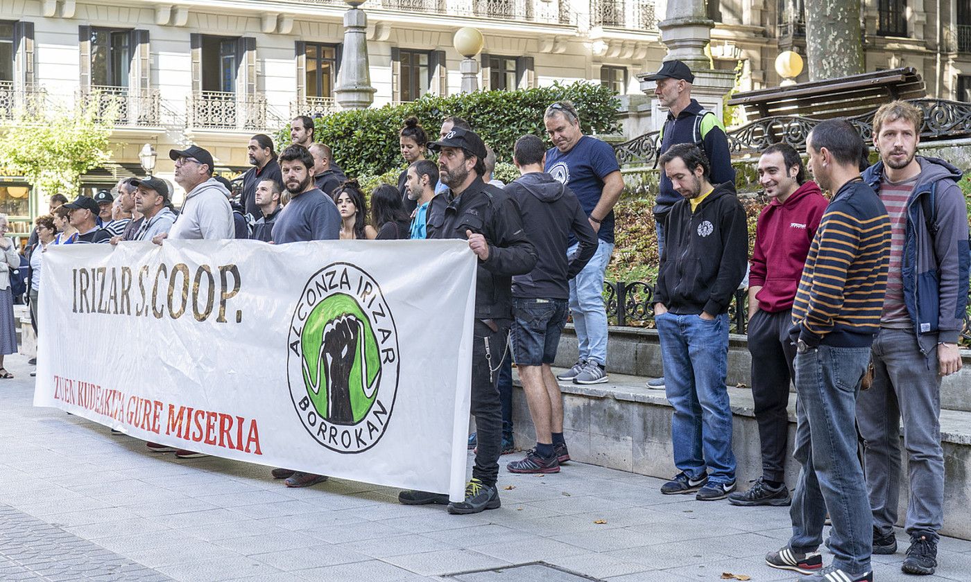 Alconzako langileek ekainaren 28an EAEko Auzitegi Nagusiaren aurrean egin zuten elkarretaratzea. MARISOL RAMIREZ / FOKU.