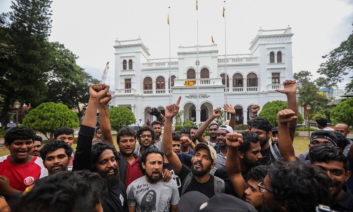 Herritarrak, atzo, Sri Lankako lehen ministroaren etxearen kanpoan. CHAMILA KARUNARATHNE / EFE.