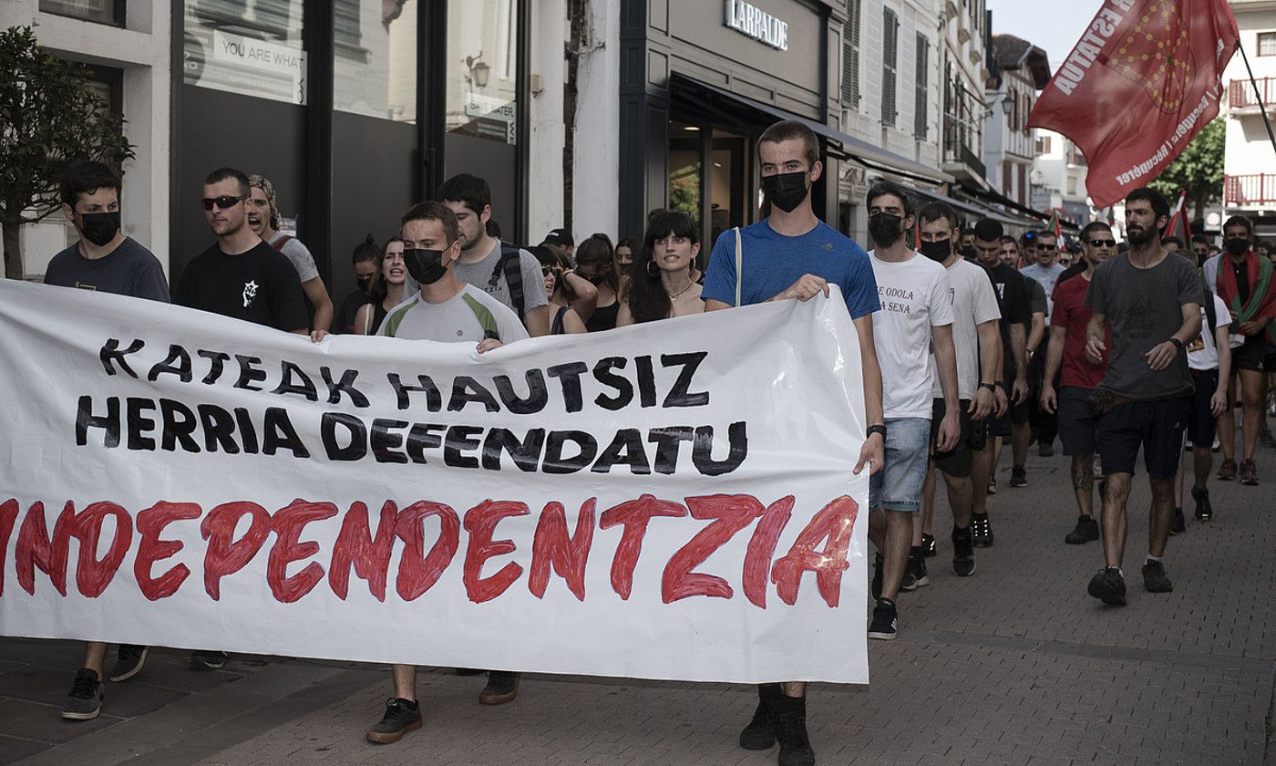 Donibane Lohizuneko hondartza bazterreko pasealekutik igaro da manifestazioa. PATXI BELTZAIZ.