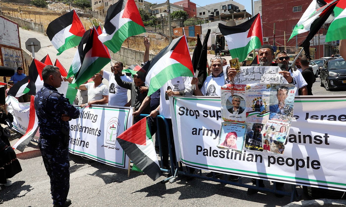 Manifestariak Betleemen (Zisjordania), atzo, Joe Biden AEBetako presidentearen bisitagatik protesta egiten. ABED AL HASHLAMOUN / EFE. Manifestariak Betleemen (Zisjordania), atzo, Joe Biden AEBetako presidentearen bisitagatik protesta egiten. ABED AL HASHLAMOUN / EFE.