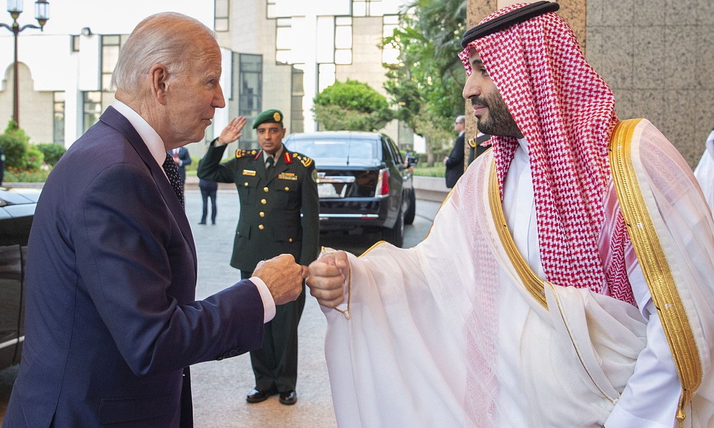 Joe Biden eta Mohammed Bin Salman printzea elkar agurtzen, atzo, Jiddan. BANDAR ALJALOUD / EFE.