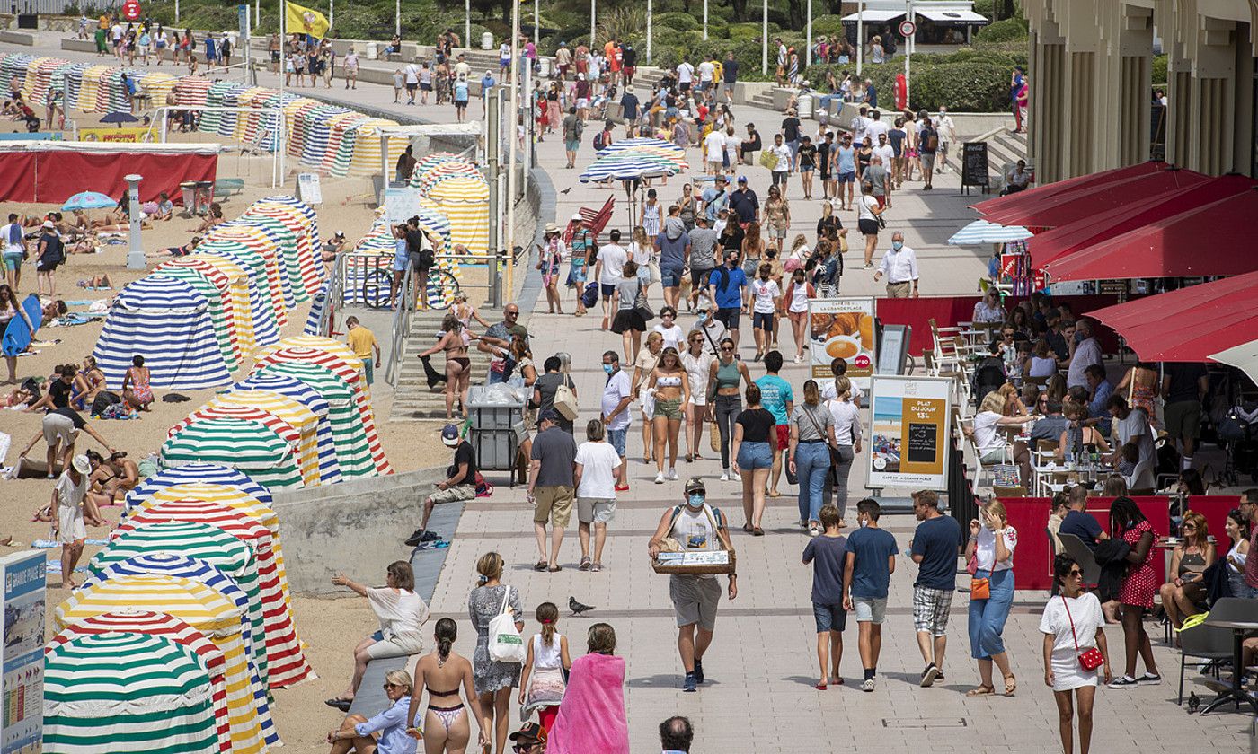 Turistak eta udatiarrak hondartza inguruetan, 2020an, Biarritzen. GUILLAUME FAUVEAU.