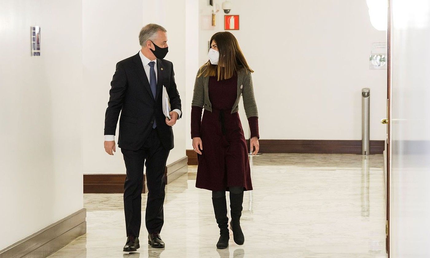 Iñigo Urkullu Jaurlaritzako lehendakaria eta Miren Gorrotxategi Elkarrekin Podemos-IUko bozeramailea, Eusko Legebiltzarreko korridoreetan, iazko apirilean. JON RODRÍGUEZ BILBAO / EFE. Iñigo Urkullu Jaurlaritzako lehendakaria eta Miren Gorrotxategi Elkarrekin Podemos-IUko bozeramailea, Eusko Legebiltzarreko korridoreetan, iazko apirilean. JON RODRÍGUEZ BILBAO / EFE.