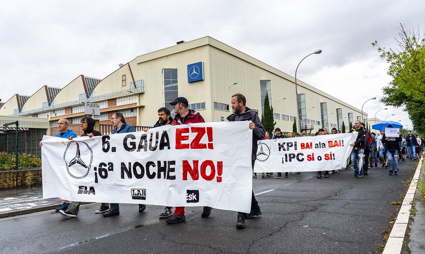 Gasteizko fabrikaren atarian egin zuten manifestazioa orain bi aste langileek. MARISOL RAMIREZ / FOKU.