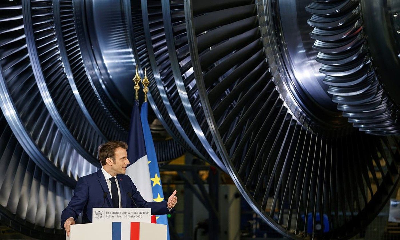 Macron, turbina nuklearrak egiteko fabrika batean. JEAN-FRANCOIS BADIAS / EFE.
