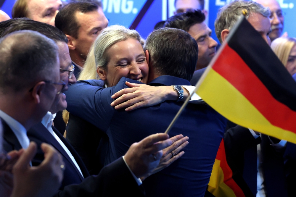 Alice Weidel AfDko burua gaur, erdian, emaitzak ospatzen. MARTIN DIVISEK / EFE Alice Weidel AfDko burua gaur, erdian, emaitzak ospatzen. MARTIN DIVISEK / EFE