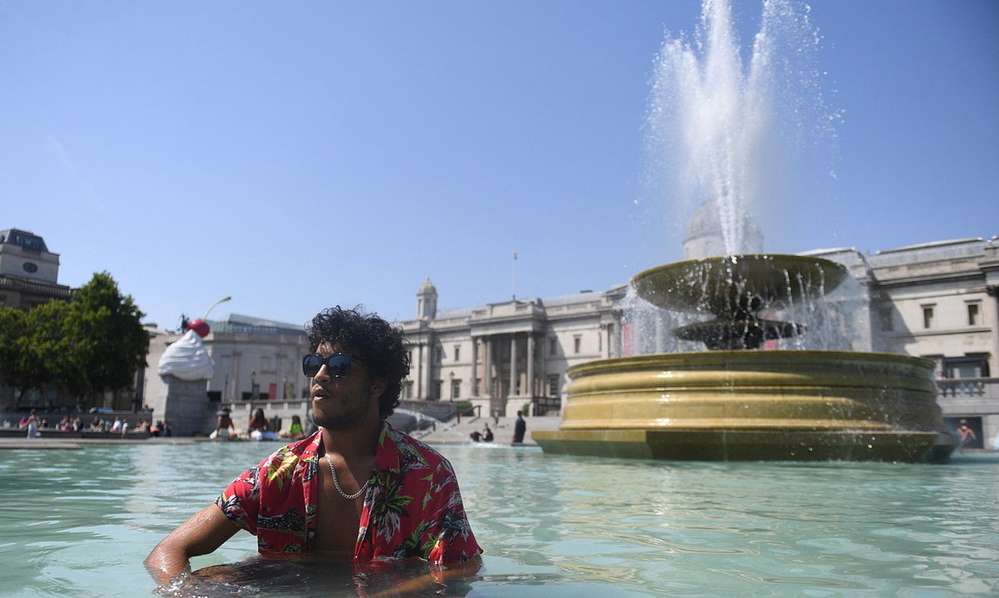 Pertsona bat, atzo, Londresko Trafalgar plazan bainatzen. NEIL HALL / EFE. Pertsona bat, atzo, Londresko Trafalgar plazan bainatzen. NEIL HALL / EFE.