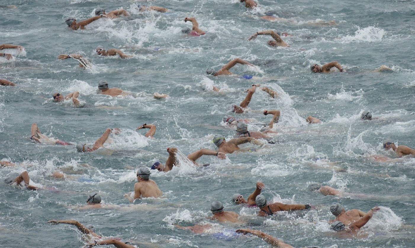 Igerilariak Zarauzko portuan. RAMON SIERRAS.