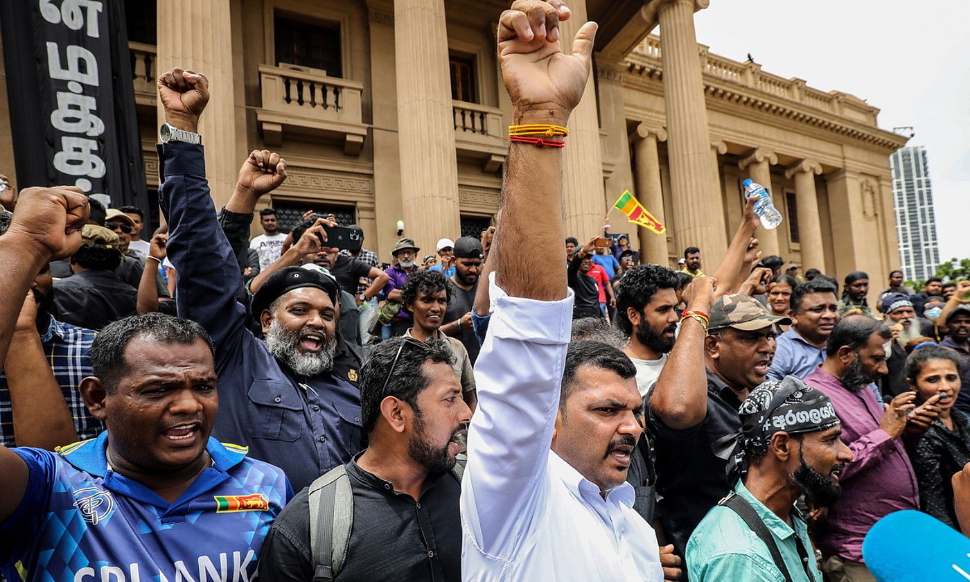 Protestek atzo ere jarraitu zuten Kolonbon (Sri Lanka). CHAMILA KARUNARATHNE / EFE.
