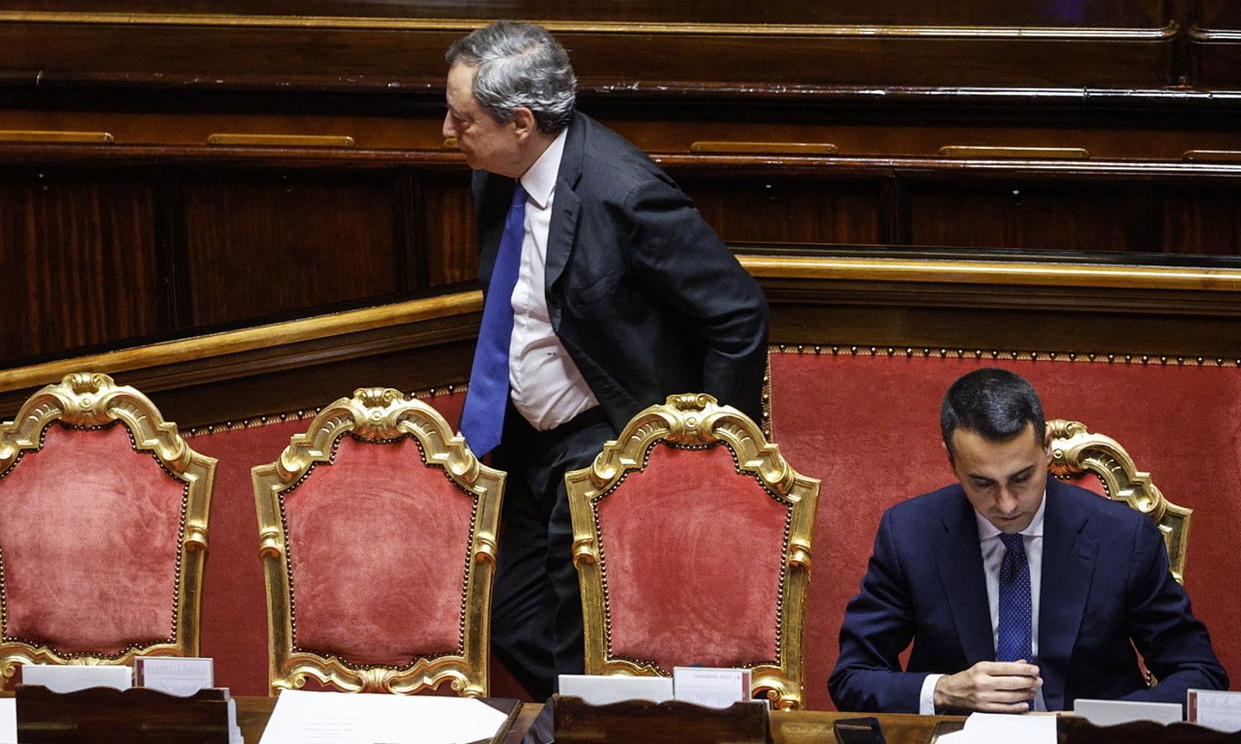 Mario Draghi Italiako lehen ministroa, zutik, atzo, Italiako Senatuan, ezkerrean Luigi Di Maio Atzerri ministroa duela. FABIO FRUSTACI / EFE.