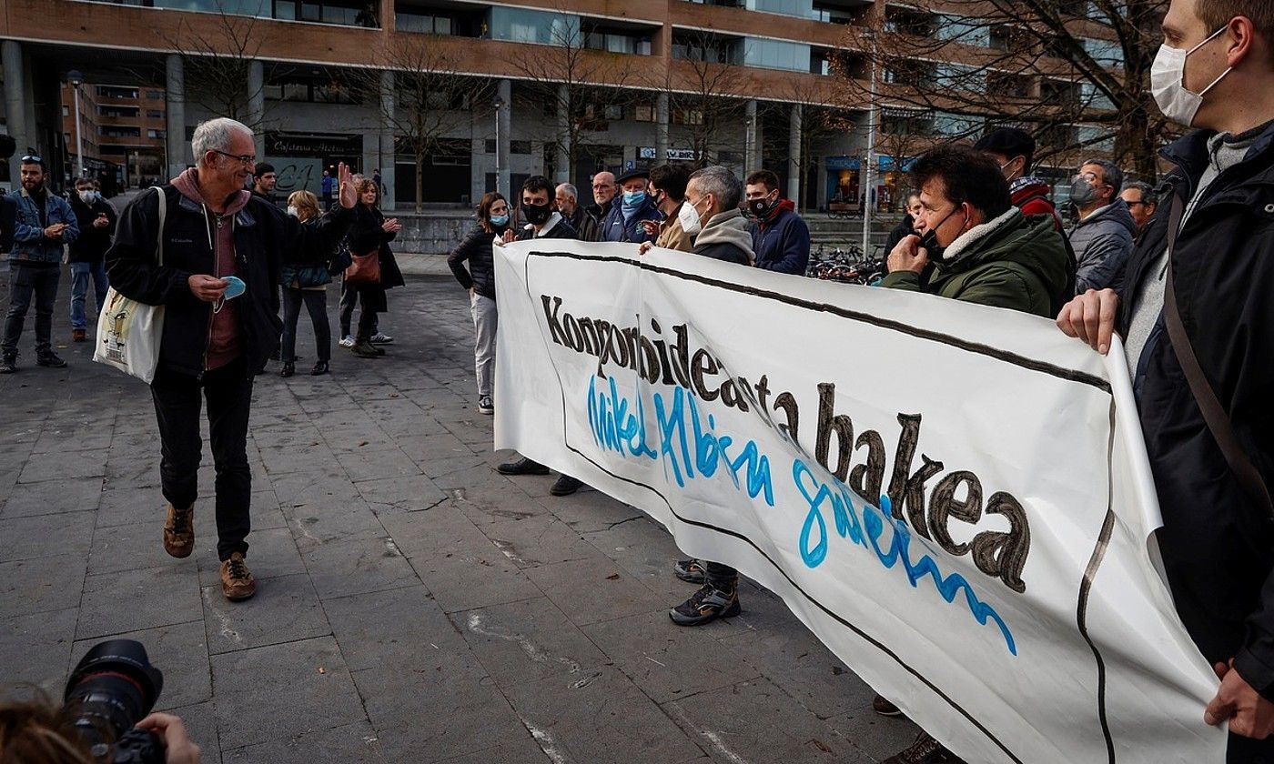 Mikel Albisu, iazko abenduan, Donostiako auzitegira iristen. Orduan ere deklaratzera deitu zuten, Gregorio Ordoñezen hilketaren harira. MAIALEN ANDRES / FOKU.