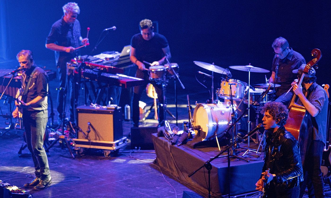 AEBetako Calexico taldea, atzo, Donostiako Kursaaleko auditoriumean. JAGOBA MANTEROLA / FOKU.