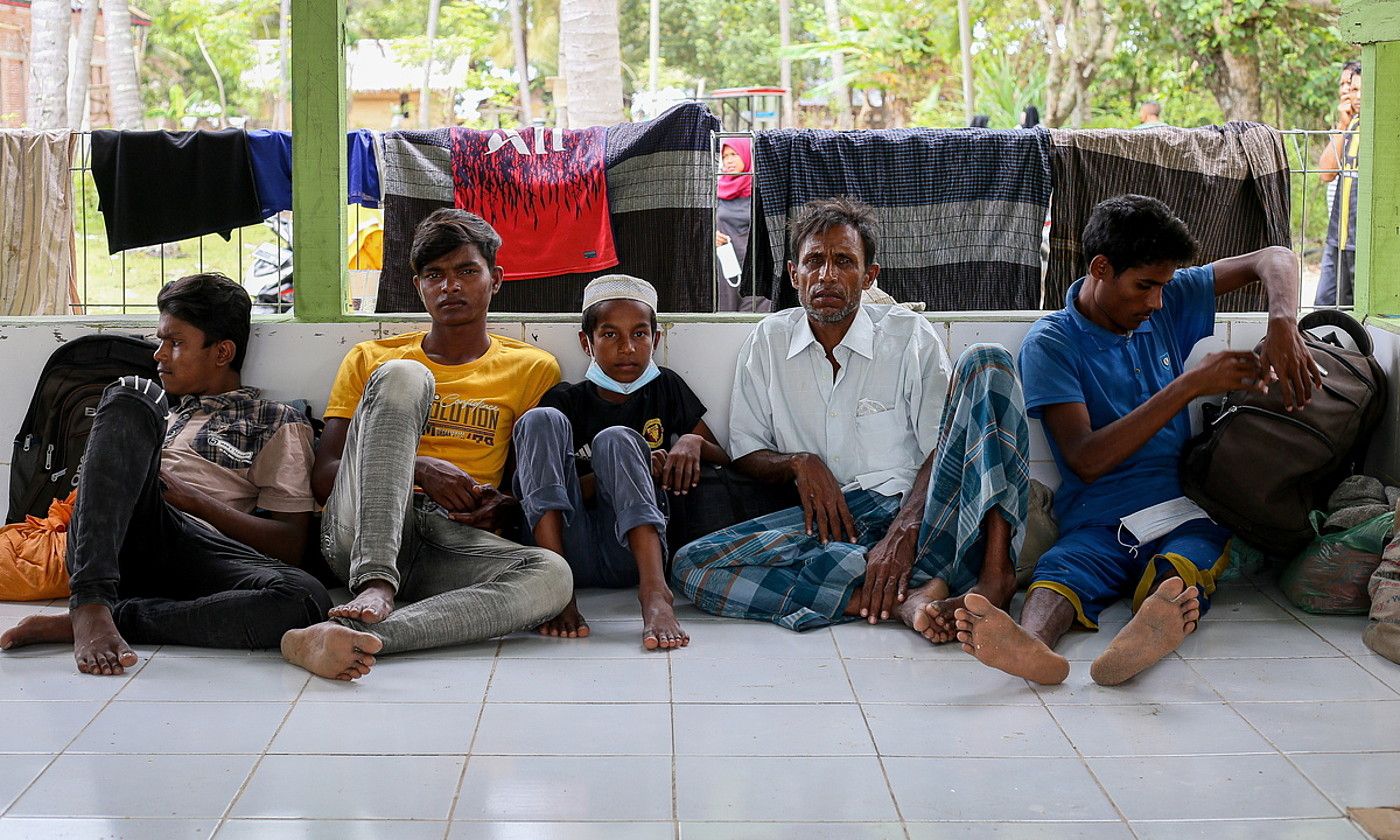 Indonesiako kostaldean aurkitu zituzten rohingya batzuk, iragan martxoan. AMANDA JUFRIAN / EFE. Indonesiako kostaldean aurkitu zituzten rohingya batzuk, iragan martxoan. AMANDA JUFRIAN / EFE.