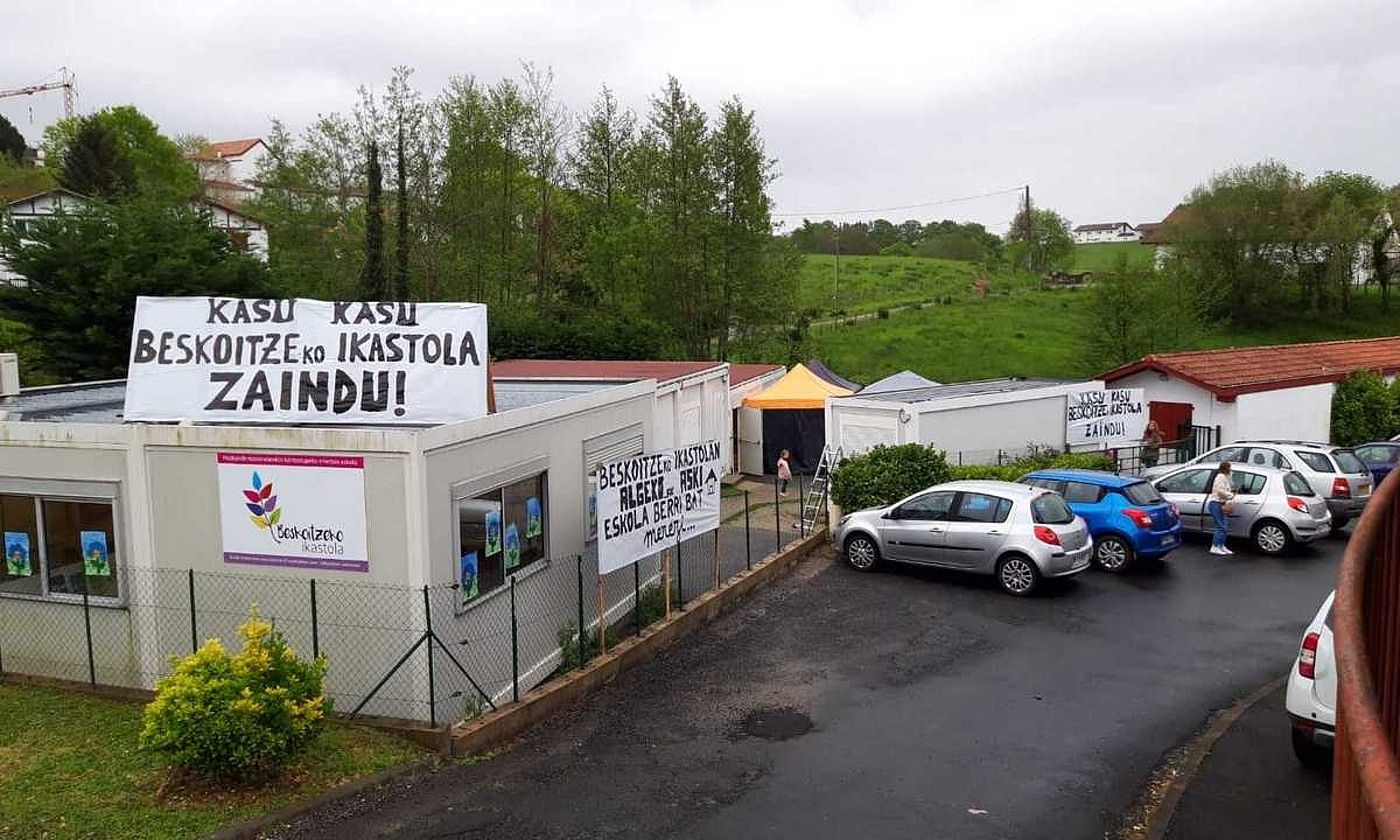 Beskoitzeko ikastolako eraikin prefabrikatuak. BERRIA.