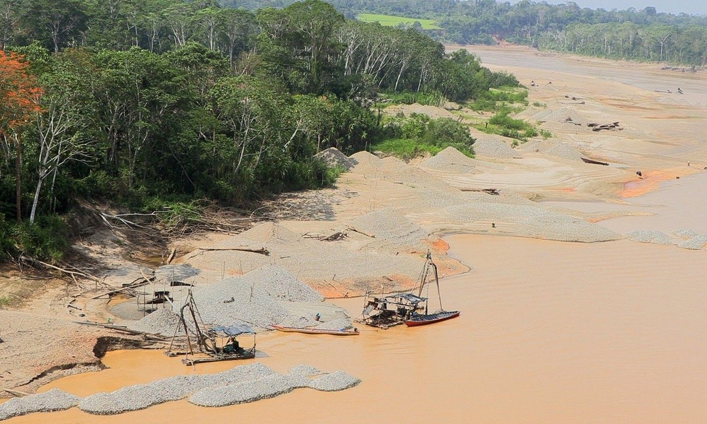 Peruko Amazonian, Tambopata natura erreserban, mehatze bateko dragatze lanak egiteko eremua. PAOLO PEÑA / EFE.