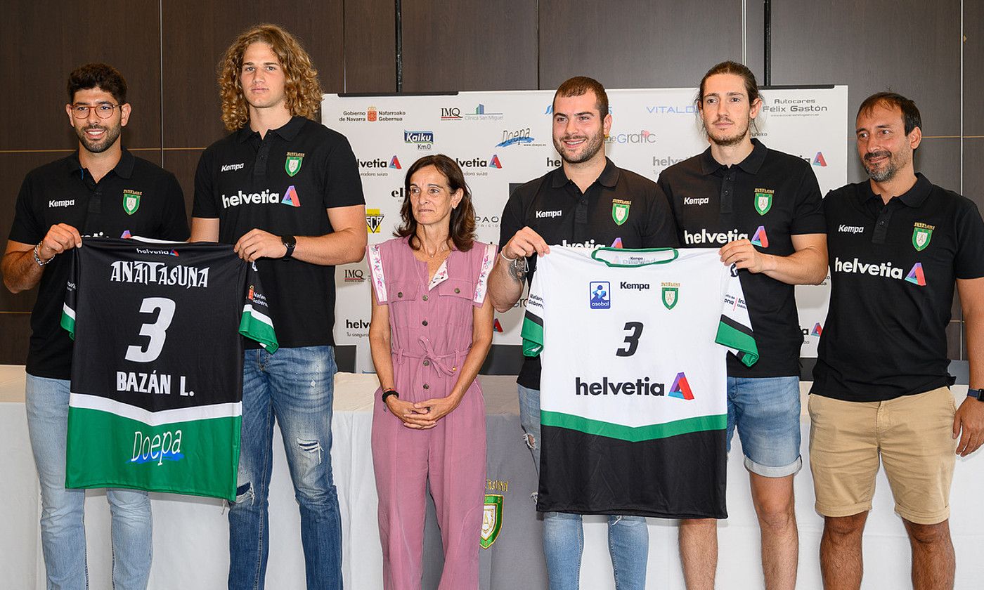 Joao PInto, Ernesto Goñi, Mertxe Lopez, Xavi Castro eta Julen Elustondo, atzoko aurkezpenan. OSCAR AZNAR. Joao PInto, Ernesto Goñi, Mertxe Lopez, Xavi Castro eta Julen Elustondo, atzoko aurkezpenan. OSCAR AZNAR.