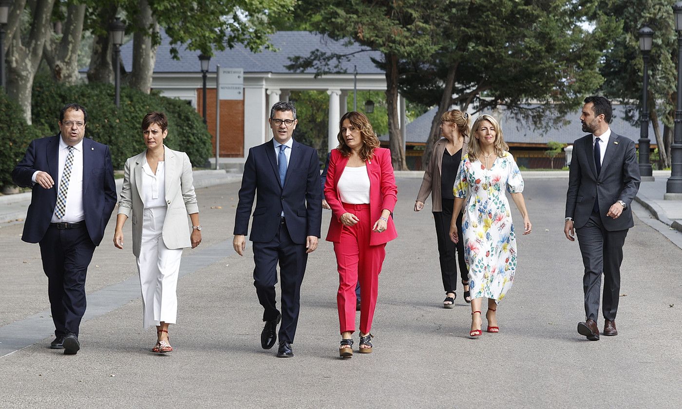 Laura VIlagra (gorriz) eta Felix Bolaños, atzo, Moncloan, bileran parte hartu zuten gainontzekoak inguruan dituztela. J.J. GUILLEN / EFE. Laura VIlagra (gorriz) eta Felix Bolaños, atzo, Moncloan, bileran parte hartu zuten gainontzekoak inguruan dituztela. J.J. GUILLEN / EFE.