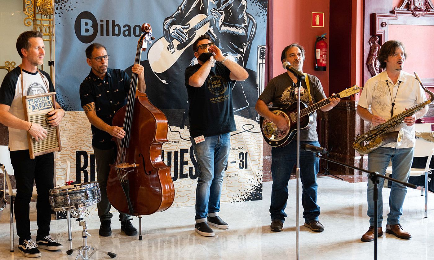 Travellin Brothers taldea Bilboko Blues Festivalen aurkezpenean, ekainaren 9an, Bilboko udaletxean. BILBOKO UDALA.