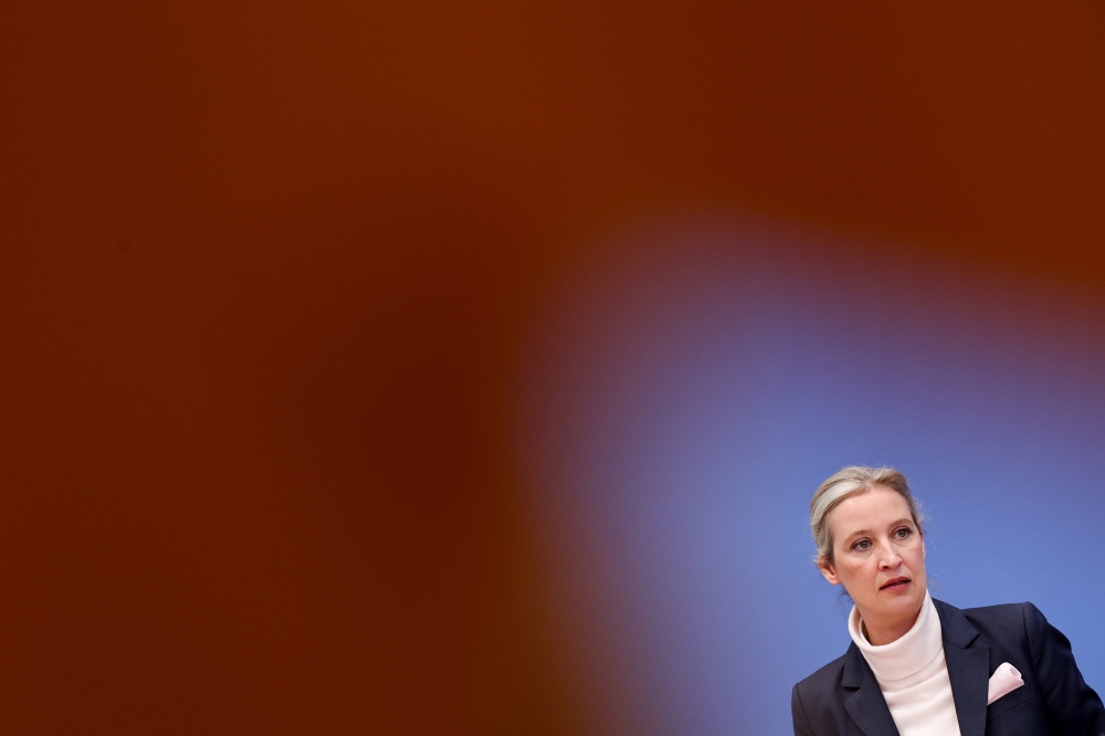 AfD alderdi ultraeskuindarra bigarren indarra izango da Alemanian, baina Merzek uko egin dio harekin gobernatzeari. Irudian, Alice Weidel, gaur. FILIP SINGER / EFE AfD alderdi ultraeskuindarra bigarren indarra izango da Alemanian, baina Merzek uko egin dio harekin gobernatzeari. Irudian, Alice Weidel, gaur. FILIP SINGER / EFE