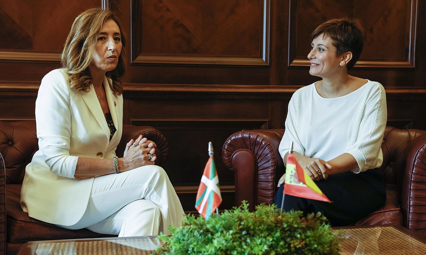 Isabel Rodriguez (ezkerrean) eta Olatz Garamendi (eskuinean), atzo, Leioan (Bizkaia). MIGUEL TOÑA / EFE. Isabel Rodriguez (ezkerrean) eta Olatz Garamendi (eskuinean), atzo, Leioan (Bizkaia). MIGUEL TOÑA / EFE.