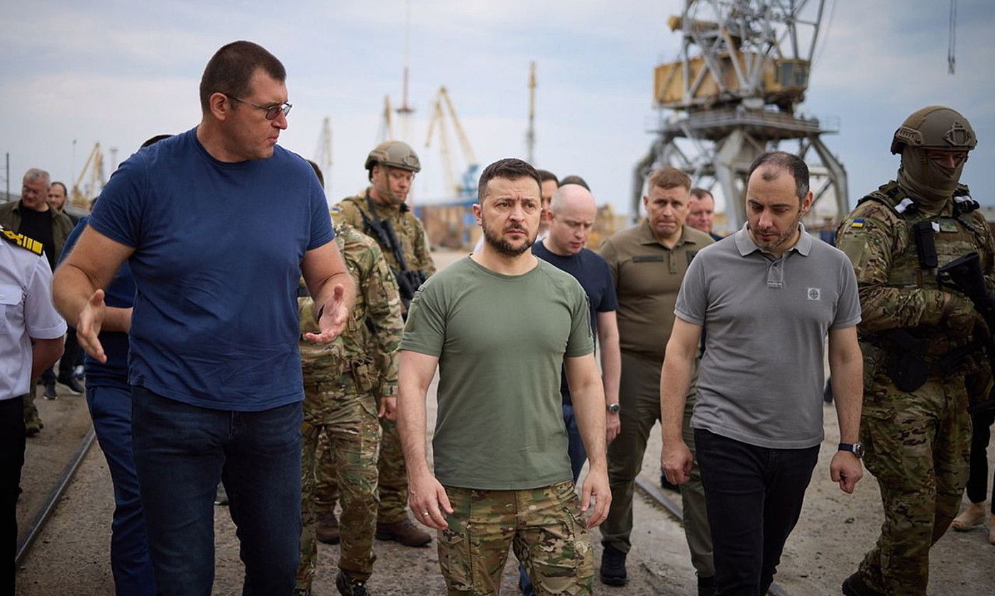 Volodimir Zelenski, erdian, ezkerrean Kubrakov Azpiegitura ministroa duela, atzo, Txornomorsken. EFE. Volodimir Zelenski, erdian, ezkerrean Kubrakov Azpiegitura ministroa duela, atzo, Txornomorsken. EFE.