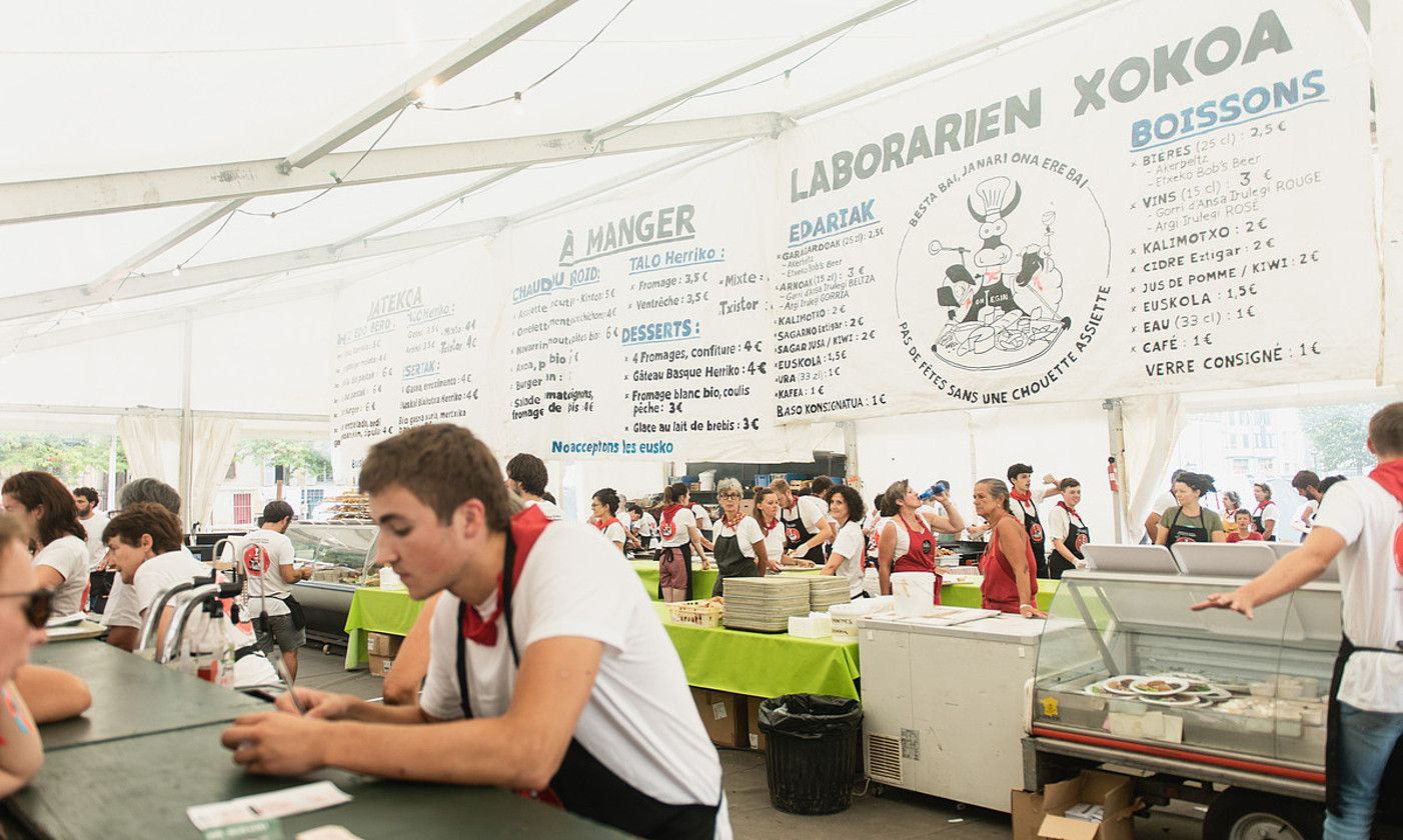 Laborarien Xokoan 300 laguntzailek baino gehiagok tokiko kalitate handiko mozkinak zerbitzatzen dituzte, ELB laborarien sindikatuaren alde. Baionako bestak sindikatuaren diru iturri nagusi dira. GUILLAUME FAUVEAU. Laborarien Xokoan 300 laguntzailek baino gehiagok tokiko kalitate handiko mozkinak zerbitzatzen dituzte, ELB laborarien sindikatuaren alde. Baionako bestak sindikatuaren diru iturri nagusi dira. GUILLAUME FAUVEAU.
