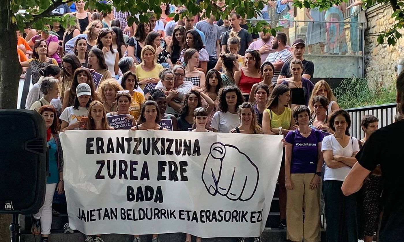 Jaien aurretik, Algortako mugimendu feministak egindako agerraldia. GETXOKO ELKARREKIN PODEMOS, #BARRA_ABILDUA#ELKARREKINGETXO.