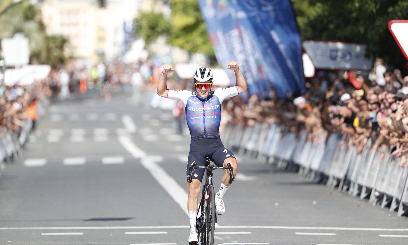 Remco Evenepoel, Donostiako Bulebarreko helmugan, Klasikoan lortutako garaipena ospatzen. JUAN HERRERO / EFE. Remco Evenepoel, Donostiako Bulebarreko helmugan, Klasikoan lortutako garaipena ospatzen. JUAN HERRERO / EFE.