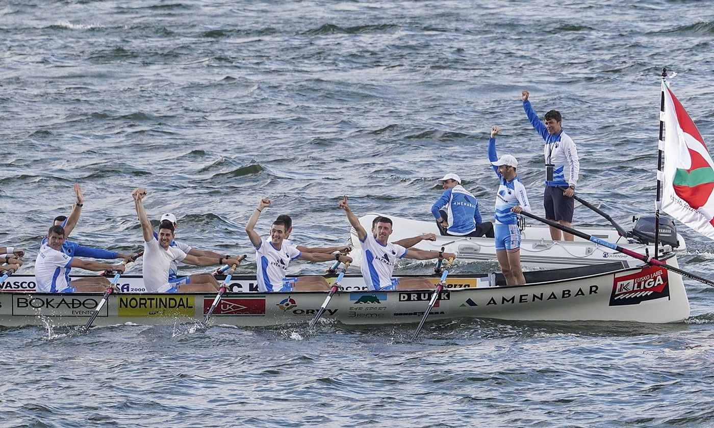 Donostiarrako arraunlariak eta Igor Makazaga entrenatzailea, jarraitzaileak agurtzen, estropada irabazi ostean, atzo, Getxon, Eusko Label ligako bederatzigarren jardunaldian. MARISOL RAMIREZ / FOKU.