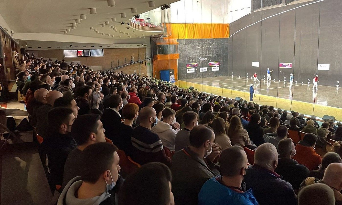 Zaleak Winters Serieseko partida bat ikusten, Gernikako Jai Alai pilotalekuan. GERNIKA JAI ALAI.