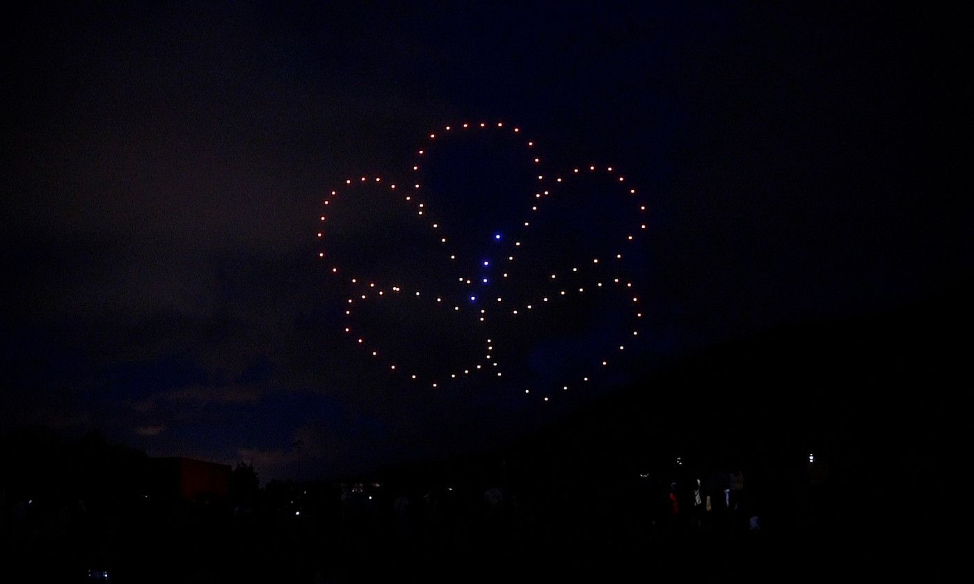 Zornotzako jaietan, eskerrik asko hitzak droneekin irudikatuta. FLOCK DRONE ART. Zornotzako jaietan, eskerrik asko hitzak droneekin irudikatuta. FLOCK DRONE ART.