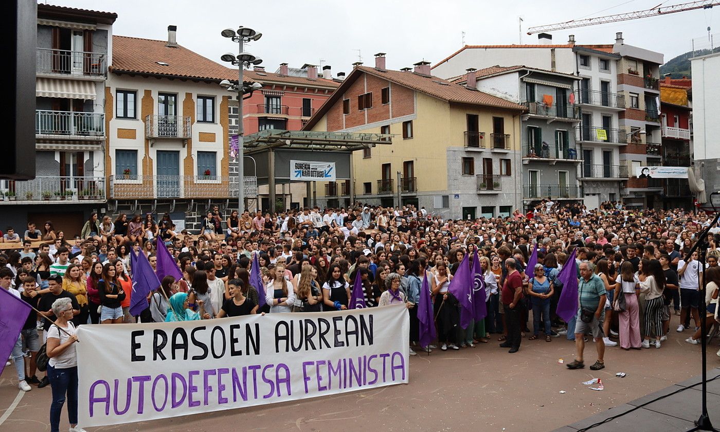 Eraso matxistak salatzeko elkarretaratzea egin zuten Villabonako Errebote plazan igande arratsaldean. LEYRE CARRASCO / TOLOSALDEKO HITZA.