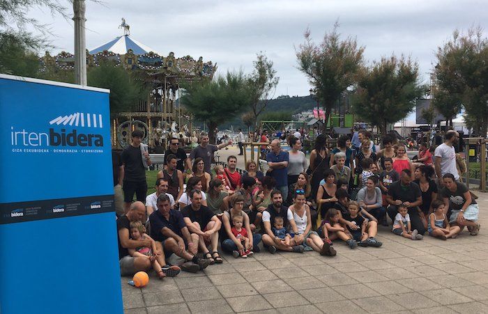 11/13 auziko auzipetuen agerraldia, gaur, Donostian, hezkuntza eta psikologia arloko hainbat profesionalekin batera. MAIDER GALARDI F. AGIRRE, @MAIDERGALARDI