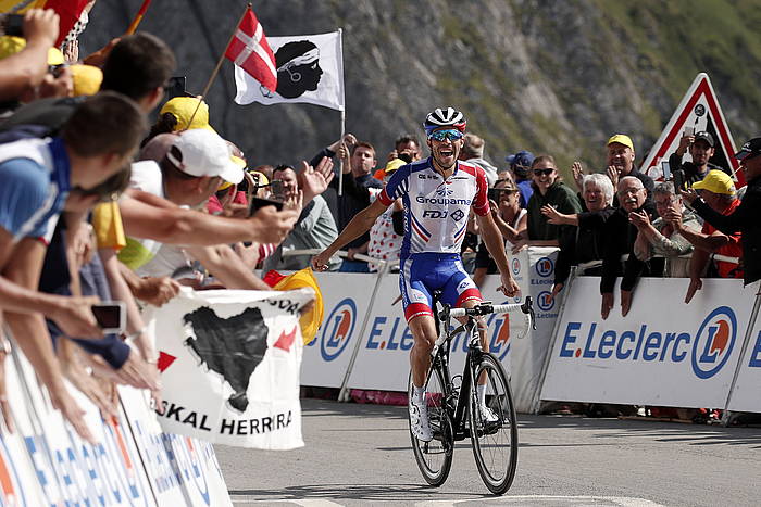 Thibaut Pinot, Tourmaleteko gainean, etapa garaipena ospatzen. YOAN VALAT, EFE