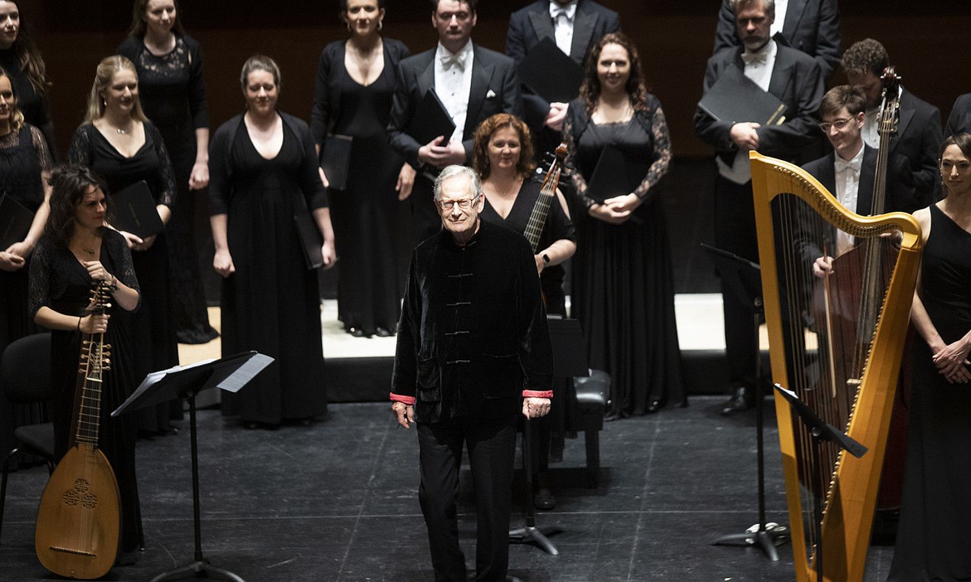 John Eliot Gardiner (erdian), herenegun, Kursaalean. JAVIER ETXEZARRETA / EFE.