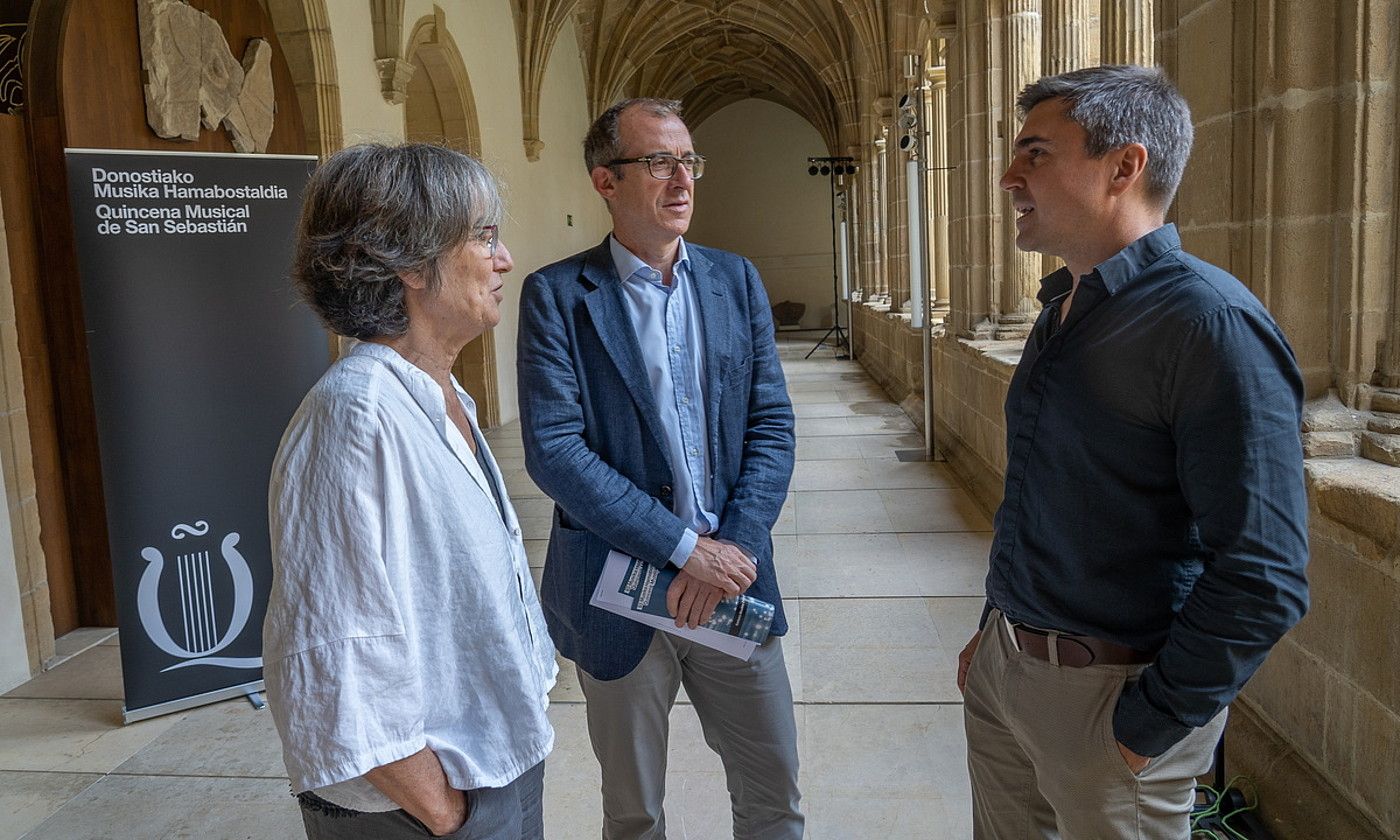 Susana Soto, Patrick Alfaya eta Iñaki Alberdi, atzo, Donostiako San Telmo museoan eman zuten prentsaurrekoaren aurretik. ANDONI CANELLADA / FOKU.