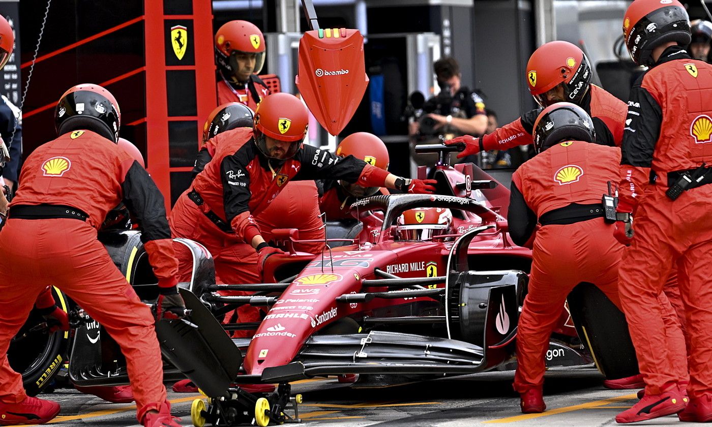 Ferrariko mekanikariak Leclercen autoan lanean, Hungariako Sari Nagusiko geldialdietako batean. ATTILA KISBENEDEK / EFE.