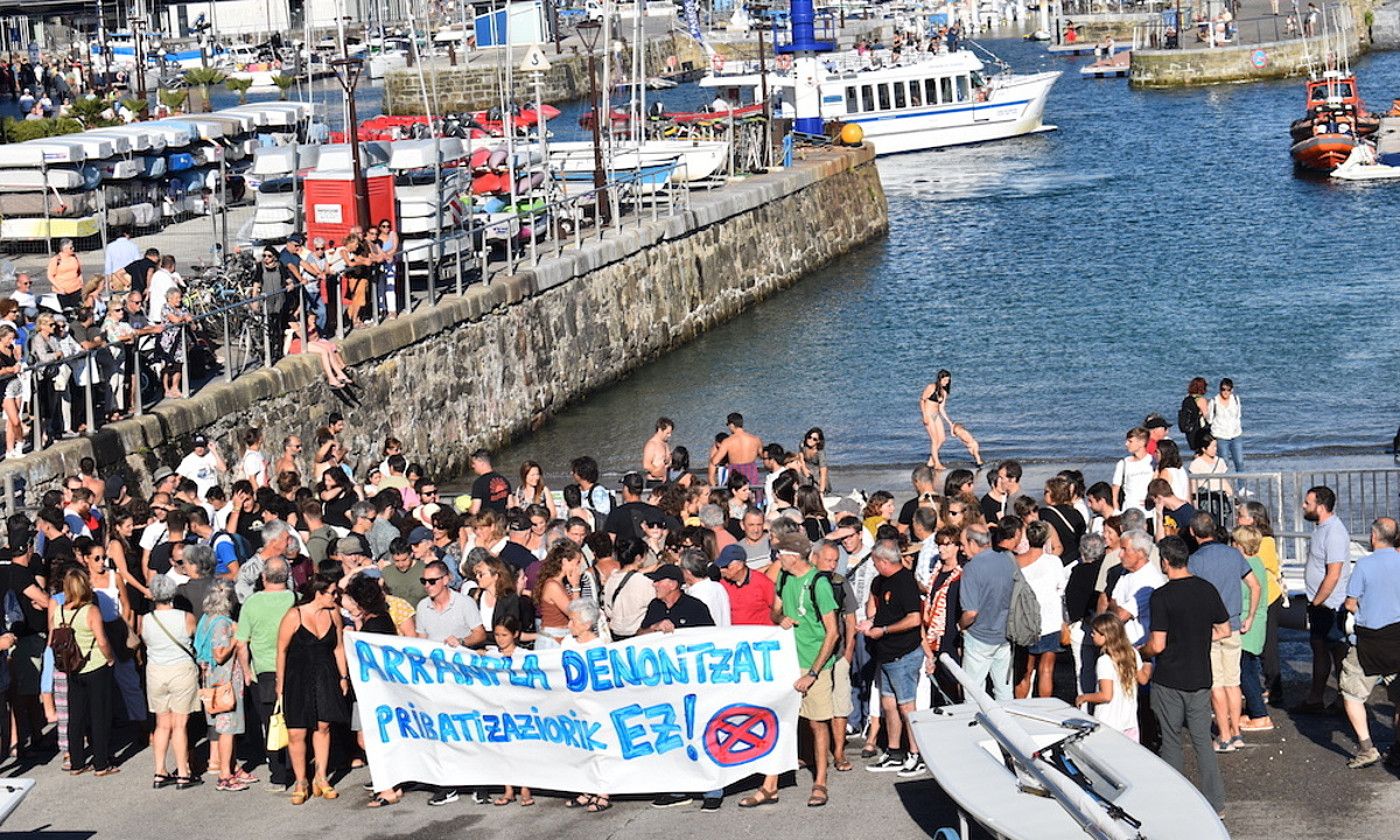 Dozenaka lagun uztailaren 29an egin zuten elkarretaratzean, Donostiako kaian. HIRUTXULOKO HITZA.